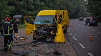 Біля Львова в аварії з мікроавтобусом постраждали двоє чоловіків