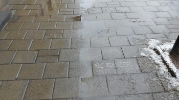 У центрі Львова скаржаться на хідник, в якому просіла плитка (фото)