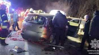 Через ДТП організовано реверсний рух на трасі біля Львова