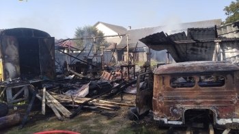 На Львівщині згоріла дерев’яна господарська будівля