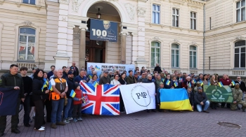 38 пікапів для фронту: до Львова прибув черговий конвой британських волонтерів