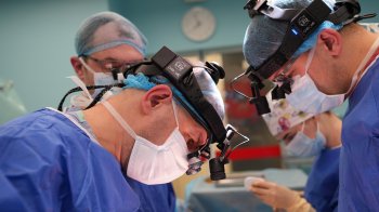 Вперше в Україні: у Львові замінили клапан через розріз під пахвою