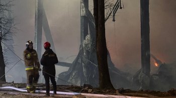 У Львові рятувальники продовжують гасити пожежу після російського обстрілу