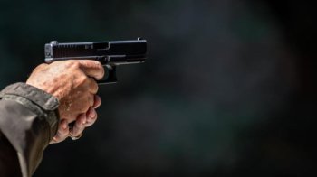 Пістолет у руках