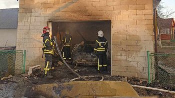 На Дрогобиччині у гаражі вщент згорів автомобіль Ford