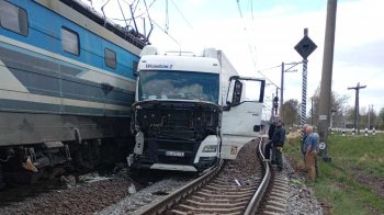 На Львівщині пасажирський поїзд зіткнувся з вантажівкою