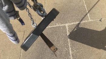 Сидіння розвалюються, а батут не працює: львів’яни поскаржились на аварійний дитячий майданчик (фото)