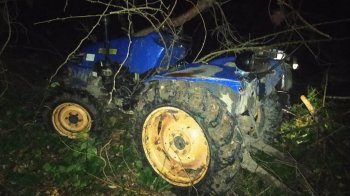 На Самбірщині внаслідок перекидання трактора загинули двоє чоловіків