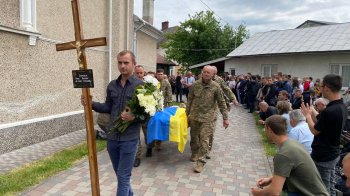 На Львівщині провели в останню путь 25-річного захисника (фото)