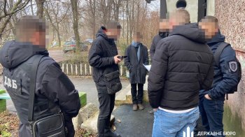 Поліцейський відмовився повернути гроші навіть після того, як суд не визнав їх речовими доказами, фото ДБР