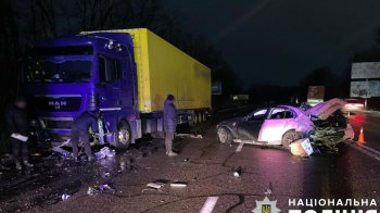 29-річний водій BMW зіткнувся з припаркованою вантажівкою неподалік Львова