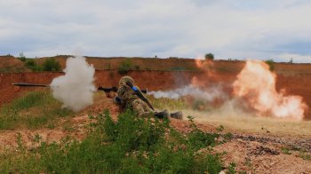 Військові на полі бою
