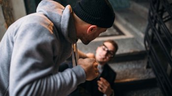 Суд ув’язнив двох чоловіків за грабіж пораненого чоловіка у Винниках