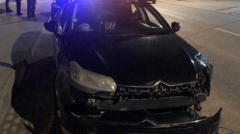 У Винниках пʼяний водій вʼїхав у знак і пошкодив Tesla