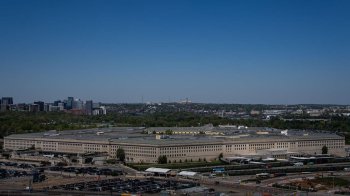 Безхмарне небо над будівлею Міністерства оборони США, фото Haiyun Jiang/The New York Times