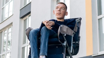 Стан підозрюваного у шахрайстві львівʼянина зі СМА Назарія Гусакова різко погіршився