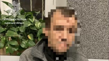 Зупинений за порушення ПДР пішохід, виявився розшукуваним поліцією злочинцем