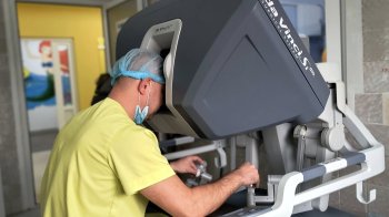 У львівській лікарні вперше видалили пухлину серця за допомогою робота Da Vinci