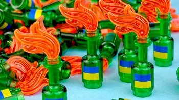 Фігурки Зеленського та «бандерівського смузі» допомогли зібрати тисячі доларів для України