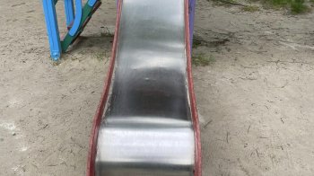 Діти роздирають спину: львів’яни просять зробити безпечним спуск із дитячої гірки