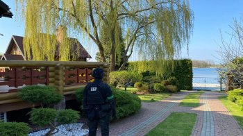 Цінні картини та коштовності: у ДБР показали, що виявили у маєтках Козака