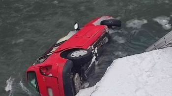 Внаслідок падіння Volkswagen в річку на дорозі Мукачево-Львів загинула 35-річна жінка