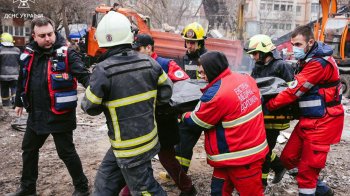 Рятувальники шукають людей під завалами багатоповерхівки в Одесі, частина якої обвалилася після російської атаки, 2 березня 2024, фото ДСНС