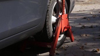 На Львівщині поліцейські почали блокувати колеса авто за порушення паркування