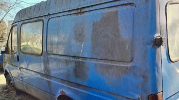 З вулиць Львова приберуть ще 24 покинуті авто — серед них занедбаний бус