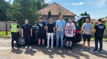 Затримані чоловіки і переправниця.