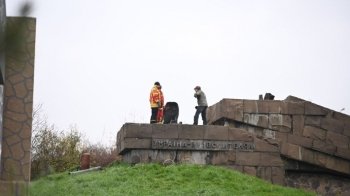 Декомунізація: в Ужгороді на кордоні зі Словаччиною демонтували пам’ятник «радянським визволителям» (відео)