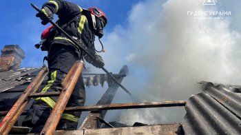 На Львівщині горіла дерев'яна будівля: ніхто не постраждав