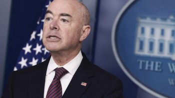 Міністр внутрішньої безпеки США зустрівся із прикордонниками на польсько-українському кордоні в Корчовій