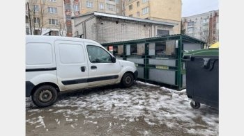 У Львові водіїв просять не паркуватися поряд зі сміттєвими контейнерами: будуть евакуйовувати авто