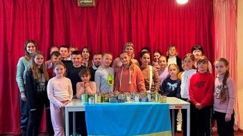 На Яворівщині школярі виготовляють окопні свічки для військових: чим можна допомогти