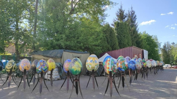 У Городку встановили експозицію писанок, які вціліли після ворожих ракет