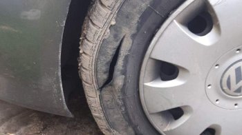 У Львові в одному з районів поцарапали автівки та порізали шини: очевидців просять зголоситися