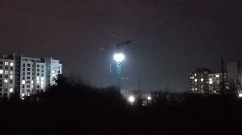 «Сліпить в очі через вікно»: у Львові будівельний кран яскравими вогнями заважає містянам спати