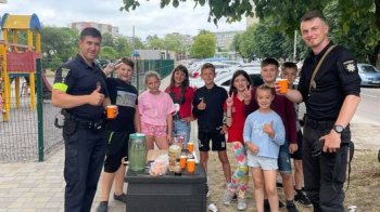 Діти у Львові продають напої, а гроші передають для ЗСУ: вже зібрали 15 тисяч для захисників