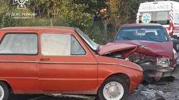 У Яворівському районі рятувальники витягли чоловіка, якого затисло між частинами авто