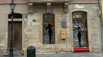 У центрі Львова незаконно відкрили еротичний шоу-бар у кам’яниці XVIII століття