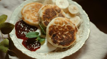 Рецепт класичних сирників та з родзинками: готуємо вдома за 20 хвилин