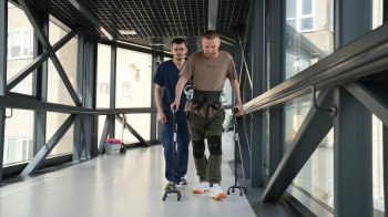 Львівські лікарі допомогли знову стати на ноги чоловіку після падіння з вікна будинку