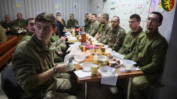 Грали на баяні та пригощалися кутею: як львівські захисники провели Різдво на передовій (фото)