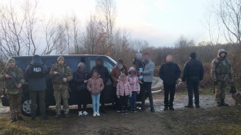Восьмеро іракців намагалися потрапити до ЄС в обхід прикордонників. Це сталося неподалік пункту пропуску «Краківець», фото ДПСУ