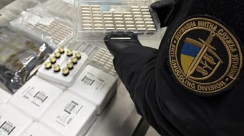 На кордоні з Львівщиною хотіли завезти ін’єкції для довголіття під виглядом одягу