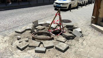 На вулиці у центрі Львова вибухнули два люки