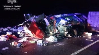 На Львівщині перекрили автодорогу Київ—Чоп через смертельну ДТП: зіткнулись дві вантажівки