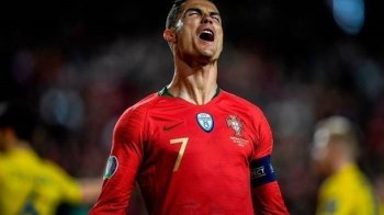 Підліток з Івано-Франківська продав футболку з автографом Роналду, щоб допомогти ЗСУ