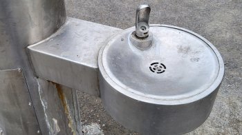 «Що натиснути, щоб напитись»: львів’янка просить пояснити, чому не працює питний фонтан на Личаківській